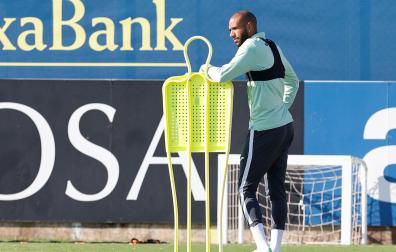 En la imagen, Capoue durante la sesión previa al partido