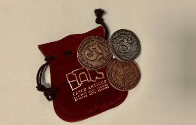 Las monedas de apariencia antigua creadas por la Asociación Casco Antiguo