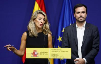 La ministra de Trabajo y Economía Social, Yolanda Díaz, y el ministro de Consumo, Alberto Garzón, tras la reunión con el director ejecutivo de Carrefour
