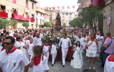 Momento de la llegada de la imagen de la Virgen de la Paz a la plaza de los Fueros de Cintruénigo durante la procesión.