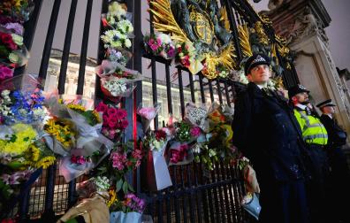 Los británicos dejan flores tras el fallecimiento de la soberana