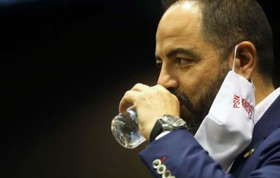 El portavoz del PSN, Ramón Alzórriz, bebiendo agua en el Parlamento en una imagen de archivo