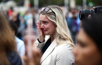 Una mujer llora la muerte de la reina Isabel II junto al palacio de Buckingham, en Londres, este viernes, 9 de septiembre