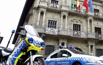 Vehículos de la Policía Municipal, frente al Ayuntamiento de Pamplona