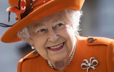 Imagen de la reina Isabel II, vestida con abrigo y sombrero naranja