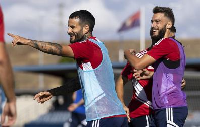 Rubén Garcçia y Roberto Torres sonríen durante un ejercicio en la sesión de este viernes