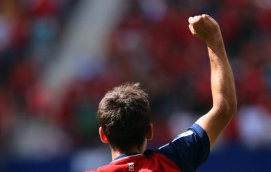 Aimar Oroz levanta el puño después de su último gol al Rayo. Ese día estrenó el dorsal 22