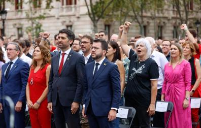 El presidente de la Generalitat, Pere Aragonès (c), junto a Jordi Puigneró (3i), Laura Vilagrá (2i), Jaume Giró (i), y su esposa Janina Juli (d), durante el acto organizado por Òmnium Cultural con motivo de la Diada del 11 de septiembre, este domingo en Barcelona