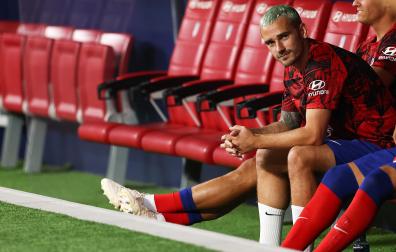 Antoine Griezmann, en el banquillo del Atlético durante el choque de Liga contra el Celta de Vigo