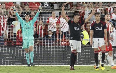 Gesto de celebración de Sergio Herrera y Unai García en el momento en el que el árbitro señala el final del partido