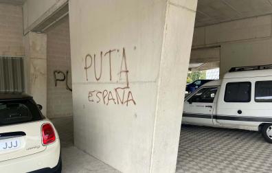 pintadas contra la Selección española en El Sadar