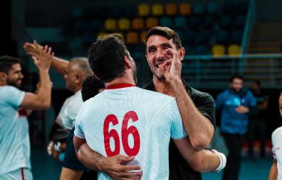 Gesto de Mateo Garralda a uno de sus jugadores tras ganar la final