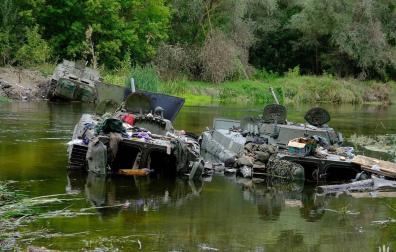 Carros de combate abandonados por las tropas rusas este domingo pasado durante su huida de Járkov ante la contraofensiva ucraniana