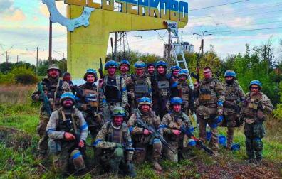 Miembros de las Fuerzas de Operaciones Especiales de Ucrania, posando tras un ataque en Járkov