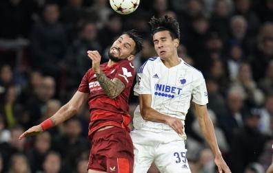 Marko Stamenic pelea con el sevillista Alex Telles durante el partido