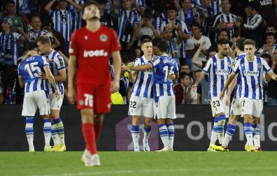 Los jugadores de la Real celebran el primer tanto, obra de Guevara