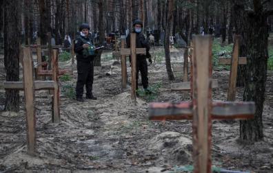 Tumbas halladas en un bosque en Izium