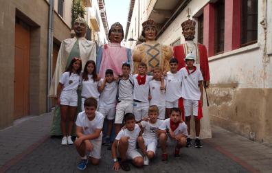 La comparsa de gigantes txiki de Sangüesa ha renovado para estas fiestas buena parte de su plantilla