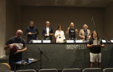 Organizadores y colaboradores del festival improvisan ayer una pieza musical en la presentación.