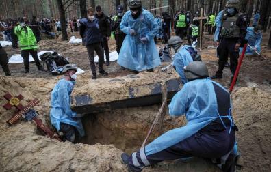 Miembros del Servicio de Emergencia trabajan en Izium