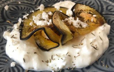 Berenjena, queso feta, aceite del rico y yogur griego...