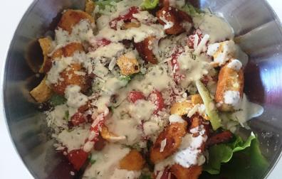 La salsa sola con el pan de pita está ya deliciosa... aliñando una ensalada... pues más