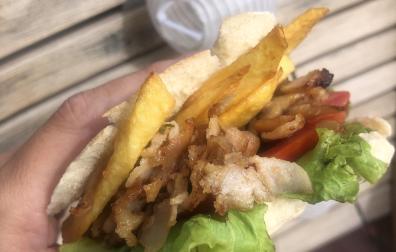 A este gyros sin duda le falta bien de salsa Tzatziki por encima.