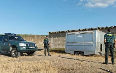 El remolque, junto al corral de ovejas en el que fue encontrado