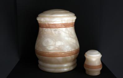 Detalle de dos urnas mortuorias de alabastro