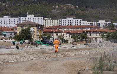 Obras en la calle Ezcaba junto al colegio Irabia-Izaga