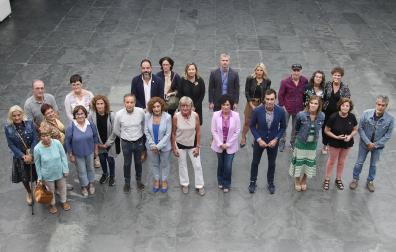Participantes en el acto con motivo del Día Mundial del Alzheimer en el Parlamento de Navarra