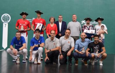 De pie, los campeones Baeza, Mayo, Landeta y Labiano junto a la consejera de Deportes del Gobierno de Navarra, Rebeca Esnaola, el presidente de la FNPV, Javier Conde, y el representante de CaixaBank, Miguel Navarrete. Abajo, los subcampeones Imanol, Mendizabal, Echavarren y Ayarra junto a los jueces Garrido y Echarte