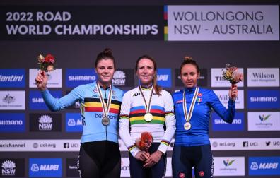 Van Vleuten, en el podio como campeona del mundo