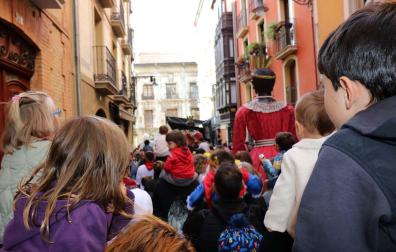 Fotos del recorrido de los gigantes por el Casco Antiguo de Pamplona en el último día de San Fermín Txikito 2022.