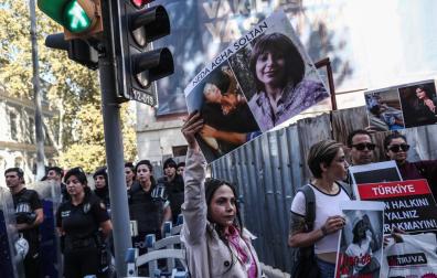 Protesta frente al consulado iraní en Estambul