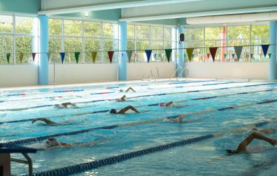 Imagen de la piscina climatizada del club Anaitasuna durante un cursillo.