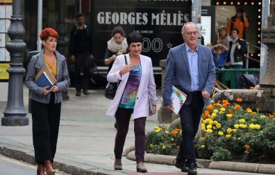 Bakartxo Ruiz, Laura Aznal y Adolfo Araiz, en el paseo Sarasate, rumbo al Palacio