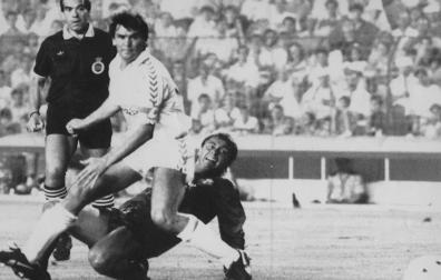 Robinson y Camacho disputan el balón en 1988