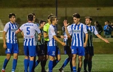 Los jugadores del Izarra se felicitan tras lograr marcar uno de los dos goles que les dio la victoria
