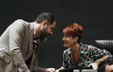 El portavoz socialista, Ramón Alzórriz, y la de Bildu, Bakartxo Ruiz, bromean durante el pleno de ayer del Parlamento