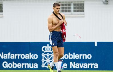 Lucas Torró, ayer, antes de colocarse la camiseta al salir al campo de entrenamiento