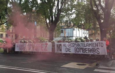 Protesta de los Bomberos de Navarra frente al hotel Tres Reyes de Pamplona