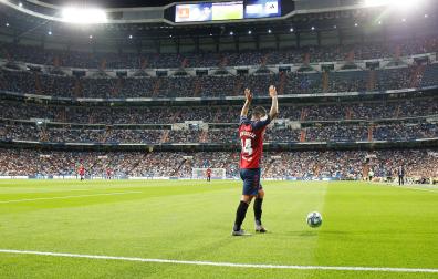 Ruben Garcia conduce el balón antes de sacar un córner en el Santiago Bernabéu en una visita anterior de Osasuna