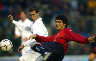 Aloisi junto al madridista Iván Helguera.