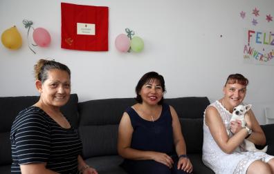 Por la izquierda: Gladys Peñafiel Silva, Rosa Vásquez Armesta y Marimar Cañas García (con Billy en brazos), en su piso de Barañáin