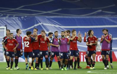 Alegría de los jugadores de Osasuna en el césped del Santiago Bernabéu tras el empate conseguido
