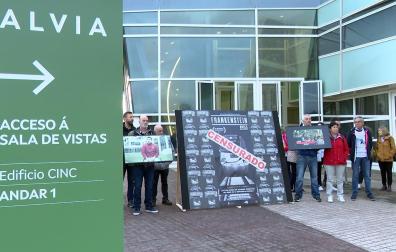 Concentración de víctimas del accidente del Alvia 04155, accidentado el 24 de julio de 2013, a las puertas de la Cidade da Cultura de Santiago de Compostela el día del comienzo del juicio