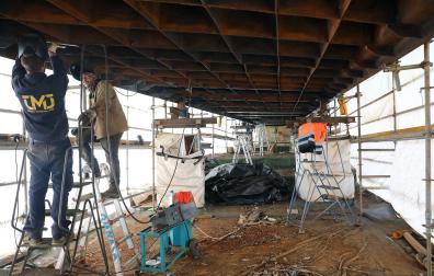 Trabajos en el interior de la pasarela del Labrit de Pamplona