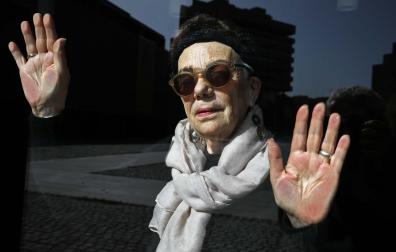 Graciela Iturbide posa para el fotógrafo poco antes de la entrevista este miércoles