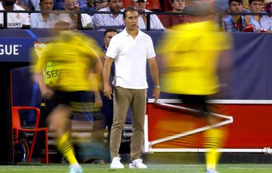 Julen Lopetegui dirige elc hoque del Sevilla contra elñ Borussia Dortmund